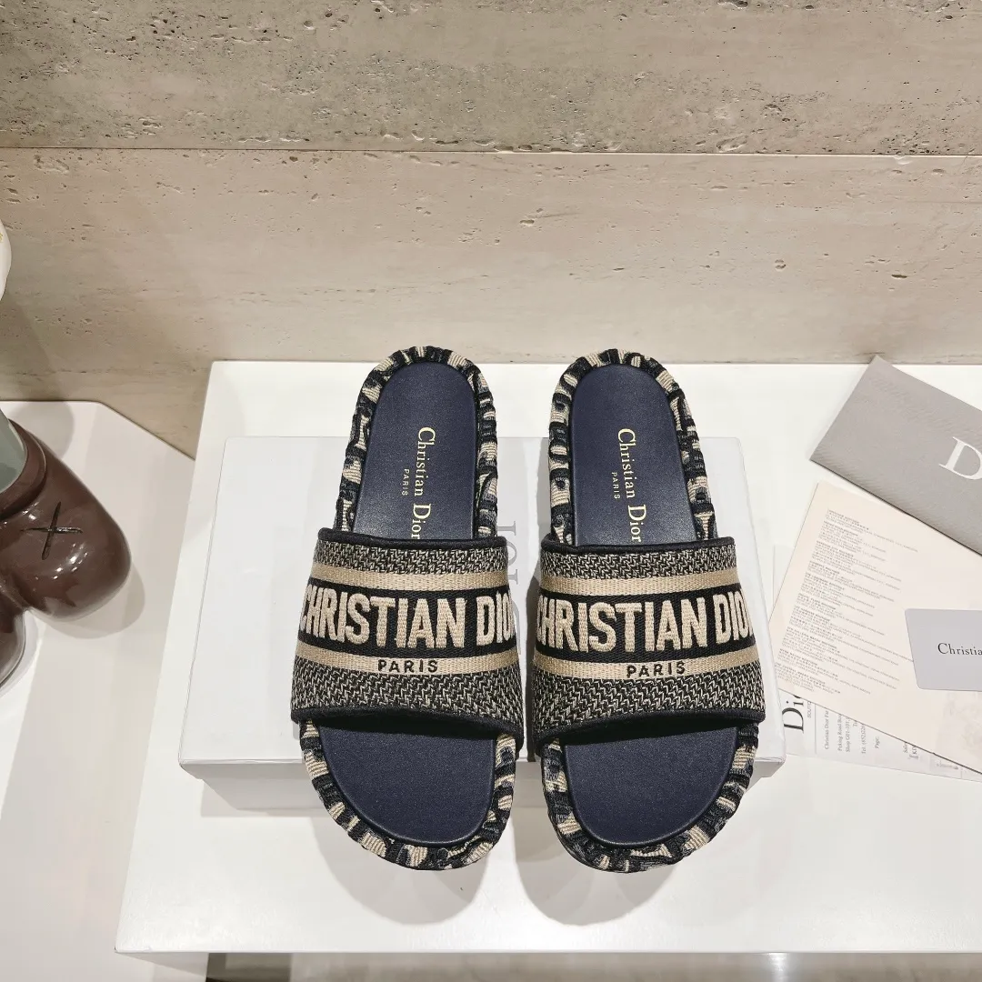 👟👟Ex-factory price 400👟👟 Women's Shoes Women's Clothing Women's Shoes Women's Clothing Women's Shoes Women's Clothing DIOR Dior Early Spring New Letter Rust Thick-soled Slippers▪️ ✅We produce sheepskin foot leather~ ✅Reject the over-transfer of low-priced versions in the market❌ ✅High-end quality, welcome to inspect and compare the three companies👏 ✅Beautiful wedge-heeled thick-soled slippers, which make the feet slimmer and the legs longer than the flat ones. ✅The benefits for small girls are here❤️ ✅A must-have slipper for daily travel and home. You can wear it however you like regardless of the occasion. The color is super beautiful! No need to worry about any dress code ✅The outsole is designed with a non-slip and wear-resistant backing, so you don’t have to worry about rain on rainy days 👉Size: 34-40 yards (custom-made sizes 34, 40 and 41 are non-refundable)